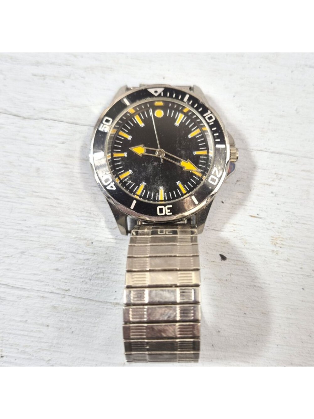 Diver Style Quartz Watch Black Dial Yellow Hands Stretch Band New Battery Works